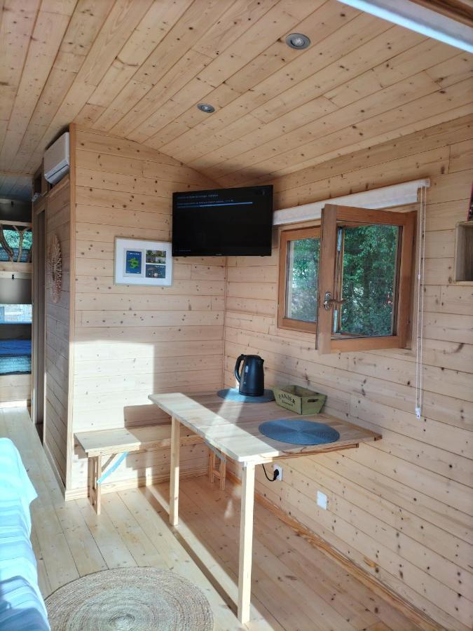 La Roulotte De Jane Guest House Margon  Bagian luar foto